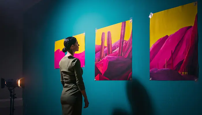 女性观看图像的AI照片