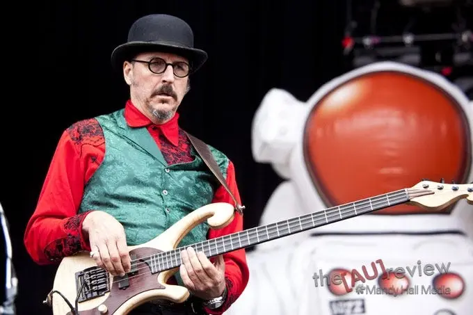 Les Claypool弹贝斯的照片,来源:维基百科