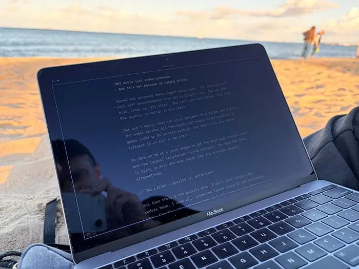 Omarchy Linux笔记本电脑在海滩上写作