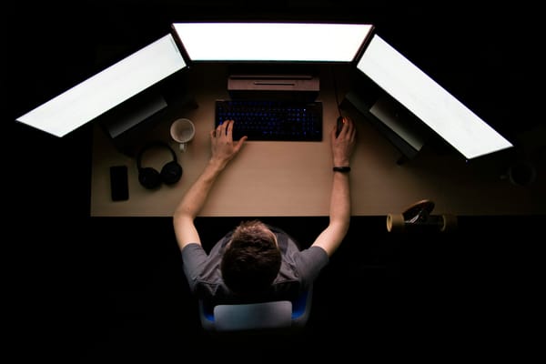 一台终端、多台机器、多个 Agent：并行 coding agent 的实战栈，以及它背后的分布式系统问题